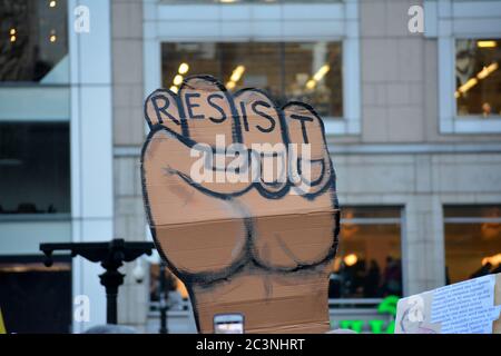 Black Power Faust während eines Protestes in New York City Stockfoto