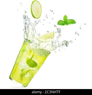 Limette und Minze fallen in einen spritzenden Mojito-Cocktail isoliert auf weißem Hintergrund Stockfoto