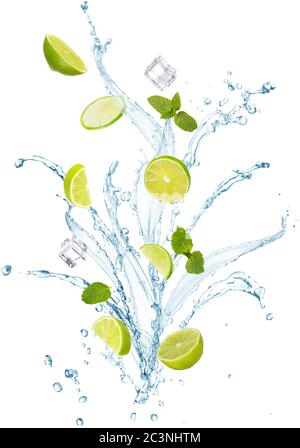 Wasser mit Minzblättern, Limettenscheiben und Eiswürfeln isoliert auf weißem Hintergrund Stockfoto