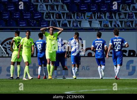 Darmstadt, Deutschland. Juni 2020. Fußball: 2. Bundesliga, Darmstadt 98 - SV Wehen Wiesbaden, 33. Spieltag: Seung-ho Paik (Undercover) aus Darmstadt freut sich über sein 2:1-Tor. Kredit: Hasan Bratic/dpa - WICHTIGER HINWEIS: Gemäß den Bestimmungen der DFL Deutsche Fußball Liga und des DFB Deutscher Fußball-Bund ist es untersagt, im Stadion und/oder aus dem Spiel aufgenommene Aufnahmen in Form von Sequenzbildern und/oder videoähnlichen Fotoserien zu nutzen oder auszunutzen./dpa/Alamy Live News Stockfoto