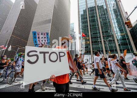 Während der Demonstration marschieren die Demonstranten auf der Straße. Hundertstel demonstrieren in New York gegen Präsident Trumps Faschist KKKKAMPAIN und Black Lives Matter march am Junienth-Wochenende. Die Demonstranten marschieren weiterhin gegen Polizeibrutalität und rassistische Ungerechtigkeit in ganz Amerika. Stockfoto