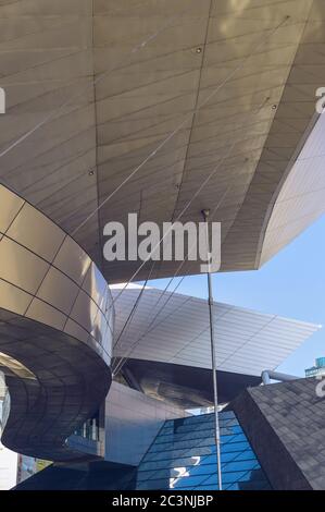 Busan, Südkorea 15. September 2019: Blick von unten auf die atypischen, geschwungenen architektonischen Teile des Busan-Kinos Stockfoto