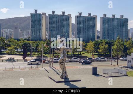 Busan, Südkorea 15. September 2019: Blick von oben auf Busan Filmfestival Statue und Wohngebiet und Park in der Nähe Stockfoto