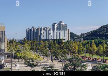 Busan, Südkorea 15. September 2019: Stadtbild moderner Gebäude Straßen und Hügel Stockfoto