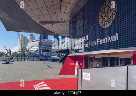 Busan, Südkorea 15. September 2019: Eingang zum internationalen Filmfestival Busan, dekoriert mit rotem Teppich und Logo Stockfoto