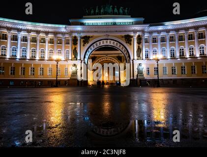 General Staff Building Triumphbogen, die Eremitage oder Winterpalast, Palace Square, St. Petersburg, Russland beleuchtet in der Nacht in nassen Bürgersteig reflektiert Stockfoto
