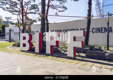 Busan, Südkorea 15. September 2019: Große Abkürzung für Busan internationales Filmfestival - BIFF in der Nähe von Baustelle outddor Stockfoto