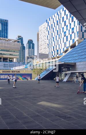 Busan, Südkorea 15. September 2019: Freizeitaktivitäten der Menschen in fromt von Haneulyeon Theater Eingang an sonnigen Tag Stockfoto