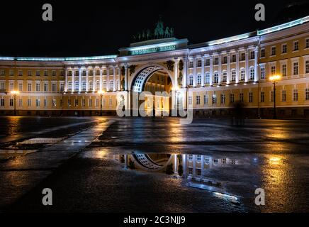 General Staff Building Triumphbogen, die Eremitage oder Winterpalast, Palace Square, St. Petersburg, Russland beleuchtet in der Nacht in einer Pfütze reflektiert Stockfoto