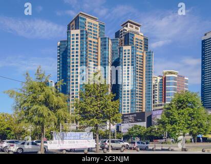 Busan, Südkorea 15. September 2019: Blick auf moderne Apartmentanlage und befahrene Straße an sonnigen Tagen Stockfoto