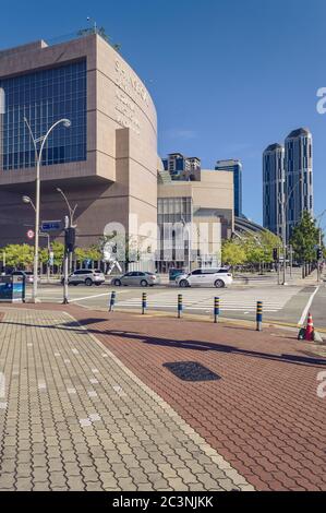 Busan, Südkorea 15. September 2019: Gepflasterter Sideroad mit shinsegae Duty Free Gebäude auf der anderen Straßenseite Stockfoto