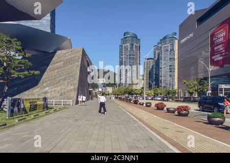 Busan, Südkorea 15. September 2019: Sideroad in der Nähe des Busan-Kinos mit Spaziergänger und Shinsegae-Kaufhaus auf der anderen Straßenseite Stockfoto