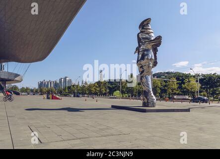 Busan, Südkorea 15. September 2019: Seitenansicht einer modernen Statue in der Nähe des Busan-Kinos mit Park und Gebäuden in der Ferne Stockfoto