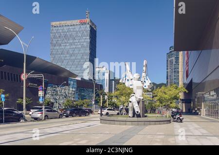 Busan, Südkorea 15. September 2019: Einkaufsskulptur in der Nähe des Einkaufszentrums Sninsegae mit KNN-Gebäude und dem Busan-Kino auf der anderen Straßenseite Stockfoto