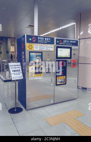 Busan, Südkorea 15. September 2019: Blick auf die Fahrkartenladestelle in der koreanischen U-Bahn Stockfoto