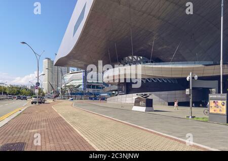 Busan, Südkorea 15. September 2019: Gepflasterter Bürgersteig in der Nähe des zeitgenössischen Busan Filmfestgebäudes Stockfoto