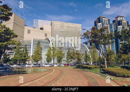 Busan, Südkorea 15. September 2019: Blick auf die Fassade des Kaufhauskomplexes Shinsegae vom APEC Naru Park an sonnigen Tagen Stockfoto