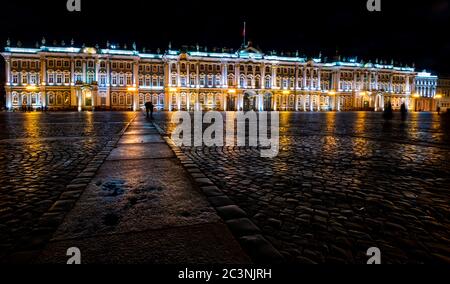 Die Eremitage oder Winterpalast, Palace Square, St. Petersburg, Russland beleuchtet in der Nacht Stockfoto