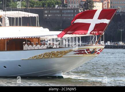 Stockholm, Schweden 20100620 Tage nach der Hochzeit der Kronprinzessin zwischen Kronprinzessin Victoria und Prinz Daniel in Stockholm. Das dänische Königsschiff Dannebrog verlässt Stockholm nach der Hochzeit zwischen Kronprinzessin Victoria und Prinz Daniel. Ihre Dänische Majestät Yacht Dannebrog (A540) (Dänisch: KDM Dannebrog) wurde von Königin Alexandrine in Kopenhagen im Jahr 1931 gestartet. Foto Jeppe Gustafsson Stockfoto