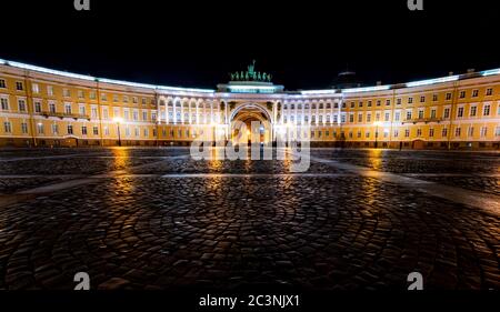 General Staff Building, die Eremitage oder Winterpalast, Palace Square, St. Petersburg, Russland beleuchtet in der Nacht Stockfoto