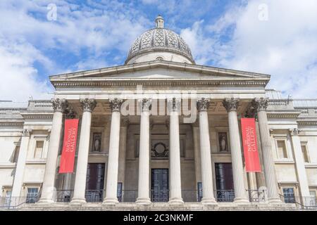 Die National Portrait Gallery am Trafalgar Square an einem sonnigen Tag. London