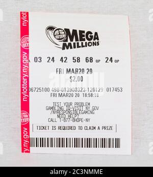 Babylon, New York, USA - 11. April 2020: Ein Ticket für die Verlosung von Mega Millions im März 20 mit einem satten Hintergrund. Stockfoto