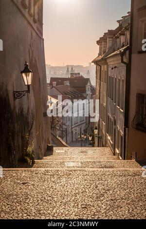 PRAG, TSCHECHISCHE REPUBLIK, APRIL 2020 - Panorama von Prag von der Treppe der Alten Burg, die zur Prager Burg führt, Tschechische Republik, Altstadt Stockfoto