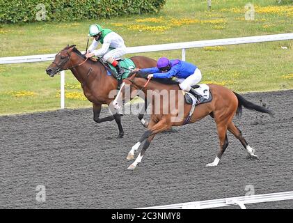 (R) Palavechino (Martin Dwyer) der Gewinn des Unibet Extra Place bietet jeden Tag Handicap-Einsätze von (L) Emirates Knight (Andrea Atzeni) auf der Kempton Park Rennbahn. Stockfoto