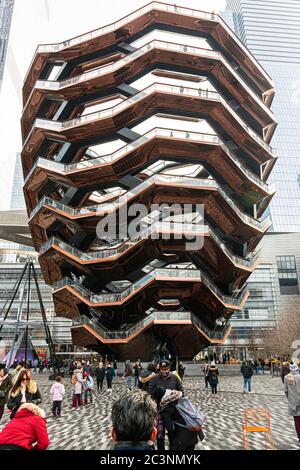 New York City, USA - 26. Dezember 2019: Vertikale Ansicht des Schiffes in Hudson Yards New York City an einem kalten und bewölkten Dezembertag. Stockfoto