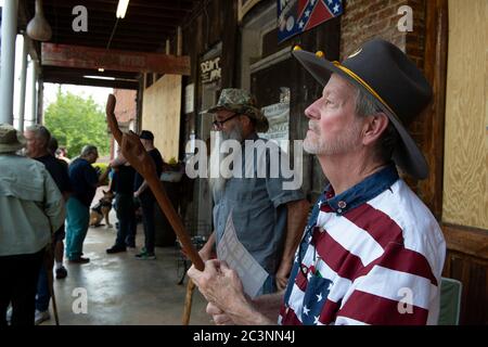 Kennesaw, Georgia, USA. Juni 2020. Greg Mathis, ein Unterstützer des Dent Myers-Geschäfts, wartet vor dem Laden mit anderen Sympathisanten, um sich gegen Demonstranten zu schützen, die eintreten wollten. Schwarze Leben Angelegenheit Demonstranten versammeln sich außerhalb WildmanÃs Bürgerkrieg Überschuss Shop in der Innenstadt Kennesaw, Gas, um die angeblichen rassistischen und bigotten Kommentare, Einstellungen und Speicher-Inhalte zu protestieren. Quelle: Robin Rayne/ZUMA Wire/Alamy Live News Stockfoto