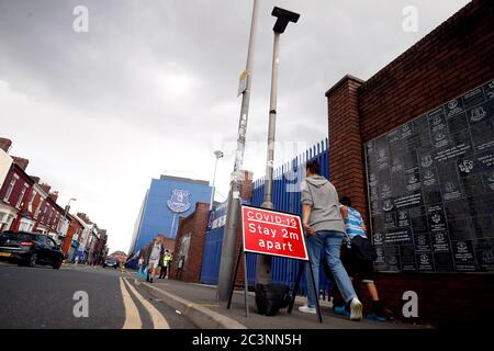 Ein Warnschild mit der Aufschrift Covid-19 Bleiben Sie 2 m auseinander außerhalb des Goodison Parks vor dem Spiel, während Everton Liverpool im Merseyside Derby spielen. Stockfoto