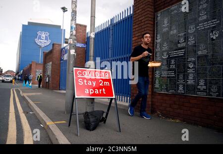 Ein Warnschild mit der Aufschrift Covid-19 Bleiben Sie 2 m auseinander außerhalb des Goodison Parks vor dem Spiel, während Everton Liverpool im Merseyside Derby spielen. Stockfoto