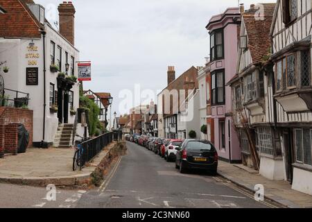 DIE GANZE STRASSE DER HEILIGEN IN DER HISTORISCHEN ALTSTADT VON HASTINGS Stockfoto