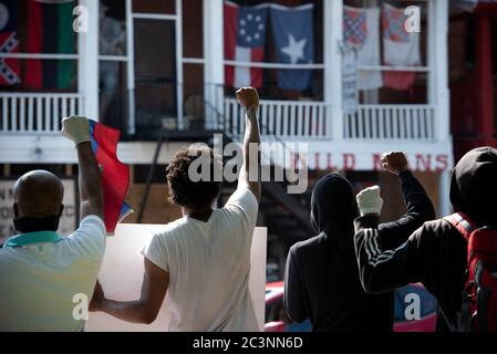 Kennesaw, Georgia, USA. Juni 2020. Black Lives Matter Demonstranten versammeln sich vor Wildmans Civil war Surplus Shop in der Innenstadt Kennesaw, um gegen die angeblichen rassistischen und bigotten Kommentare, Einstellungen und Store-Inhalte zu protestieren. Quelle: Robin Rayne/ZUMA Wire/Alamy Live News Stockfoto