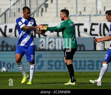 Darmstadt, Deutschland. Juni 2020. Fußball: 2. Bundesliga, Darmstadt 98 - SV Wehen Wiesbaden, 33. Spieltag: Darmstadts Dario Dumic (l) und Torhüter Marcel Schuhe (M) freuen sich über ihren Heimsieg. Kredit: Hasan Bratic/dpa - WICHTIGER HINWEIS: Gemäß den Bestimmungen der DFL Deutsche Fußball Liga und des DFB Deutscher Fußball-Bund ist es untersagt, im Stadion und/oder aus dem Spiel aufgenommene Aufnahmen in Form von Sequenzbildern und/oder videoähnlichen Fotoserien zu nutzen oder auszunutzen./dpa/Alamy Live News Stockfoto