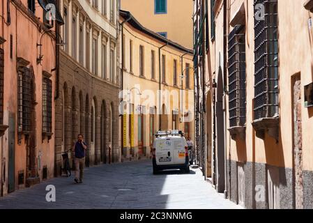 Enge alte gemütliche Straße in Lucca, Italien. Lucca ist eine Stadt und Gemeinde in der Toskana. Es ist die Hauptstadt der Provinz Lucca Stockfoto