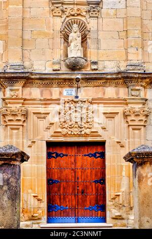 Fassade der Basilika Nuestra Señora de los Remedios y del Milagro, Luquin, Navarra, Spanien Stockfoto