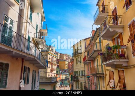 Malerischer Blick auf die bunten Häuser entlang der Hauptstraße an einem sonnigen Tag in Manarola. Manarola ist eines der fünf berühmten Dörfer in Cinque Terre Stockfoto