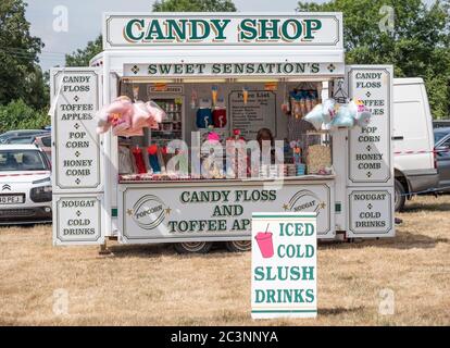 Mobile Candy Shop Stand auf einem Dorffest in England Stockfoto