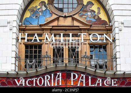 London, Großbritannien. 21. Juni 2020. Hamilton im Victoria Palace Theater im West End ist derzeit während der laufenden Sperrung durch die Coronavirus-Pandemie geschlossen. Die britische Regierung hat noch nicht angegeben, wann die Sperrbeschränkungen gelockert werden, um die Wiedereröffnung der Kinos zu ermöglichen. Kredit: Stephen Chung / Alamy Live Nachrichten Stockfoto