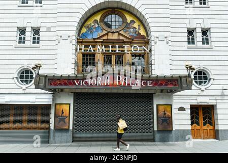 London, Großbritannien. 21. Juni 2020. Hamilton im Victoria Palace Theater im West End ist derzeit während der laufenden Sperrung durch die Coronavirus-Pandemie geschlossen. Die britische Regierung hat noch nicht angegeben, wann die Sperrbeschränkungen gelockert werden, um die Wiedereröffnung der Kinos zu ermöglichen. Kredit: Stephen Chung / Alamy Live Nachrichten Stockfoto