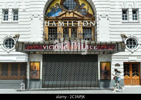 London, Großbritannien. 21. Juni 2020. Hamilton im Victoria Palace Theater im West End ist derzeit während der laufenden Sperrung durch die Coronavirus-Pandemie geschlossen. Die britische Regierung hat noch nicht angegeben, wann die Sperrbeschränkungen gelockert werden, um die Wiedereröffnung der Kinos zu ermöglichen. Kredit: Stephen Chung / Alamy Live Nachrichten Stockfoto