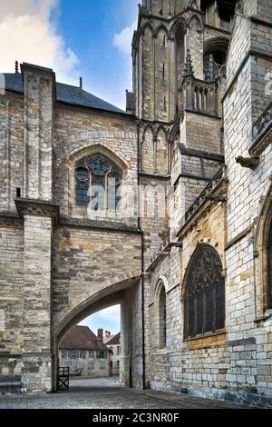 Kathedrale Saint-Étienne, Bourges, Frankreich. Massive, grassierende Bogenkonstruktion, die einen der Türme auf der Südseite stützt. (13. Jahrhundert). Stockfoto