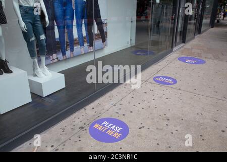 Kreise auf dem Bürgersteig, um anzuzeigen, wo die Menschen stehen sollten, um die 2m-soziale Distanzierregel zu beobachten, da die Sperre in Hammersmith, West London, Großbritannien, nachlässt Stockfoto