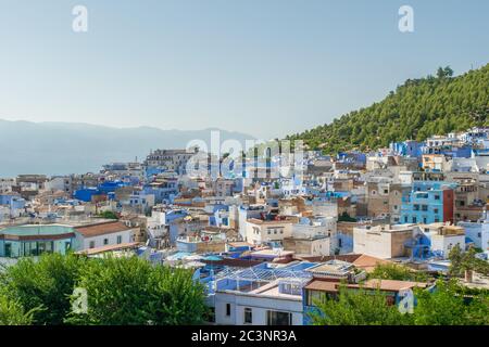 CHEFCHAOUEN, MAROKKO - 31. Aug 2018: Sonnenuntergang über der blau-marokkanischen Stadt Chefchaouen in Nordafrika, eine bergige Stadt mit einer alten Medina, wie gesehen Stockfoto