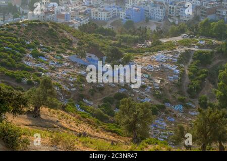 CHEFCHAOUEN, MAROKKO - 31. Aug 2018: Sonnenuntergang über der blau-marokkanischen Stadt Chefchaouen in Nordafrika, eine bergige Stadt mit einer alten Medina, wie gesehen Stockfoto