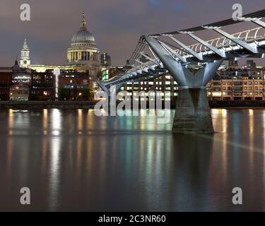 St. Paul Chattedral Foto von der anderen Seite der Themse, Millenium Bridge Stockfoto