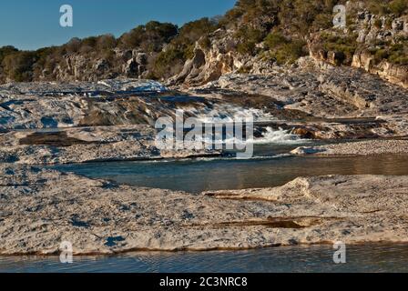 Kaskaden und Pools des Pedernales River im Pedernales Falls State Park, Hill Country, Texas, USA Stockfoto