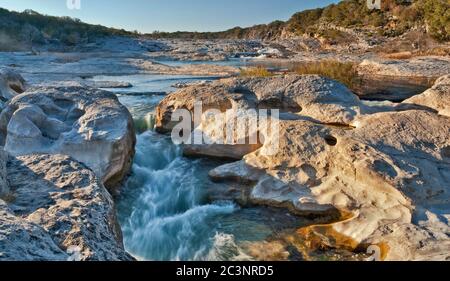 Kanal von Pedernales River bei Pedernales Falls State Park, Hill Country, Texas, USA Stockfoto