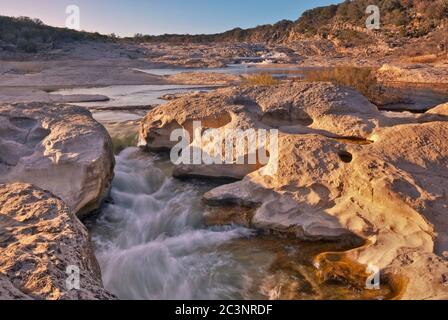Kanal von Pedernales River bei Pedernales Falls State Park, Hill Country, Texas, USA Stockfoto
